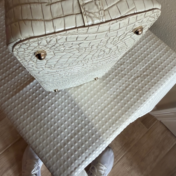 Elegant White Crocodile-Embossed Handbag - Picture 3 of 4
